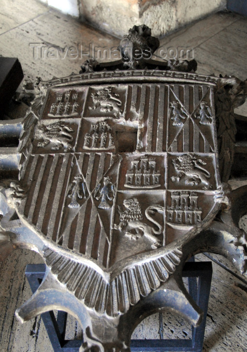 dominican5: Santo Domingo, Dominican Republic: Alcazar de Colon - guards room - sculpted coat of arms of Leon, Castile and Aragon - united by the Catholic Monarchs - Sala de Guardia - Escudo de los Reyes Catolicos - Ciudad Colonial - Unesco World Heritage - photo by M.Torres - (c) Travel-Images.com - Stock Photography agency - Image Bank