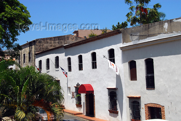 dominican50: Santo Domingo, Dominican Republic: whitewashed colonial façades - town houses - Las ataranzanas - Zona Colonial - photo by M.Torres - (c) Travel-Images.com - Stock Photography agency - Image Bank