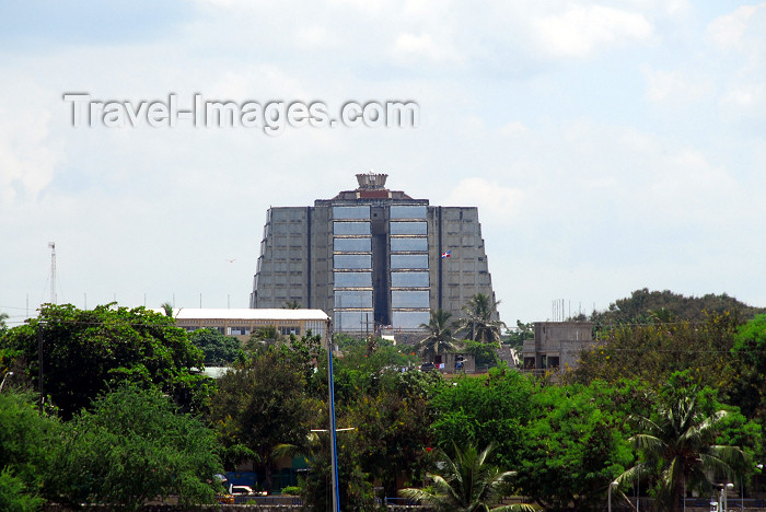 dominican54: Santo Domingo, Dominican Republic: Columbus Lighthouse - Faro a Colón - architect Joseph Lea Gleave - one of the tombs of Christopher Columbus, the other being in Seville - photo by M.Torres - (c) Travel-Images.com - Stock Photography agency - Image Bank