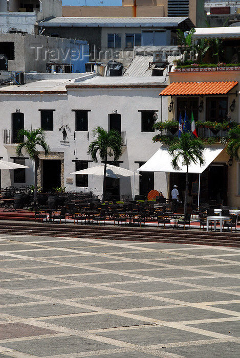 dominican58: Santo Domingo, Dominican Republic: pavement cafés - Plaza de España - photo by M.Torres - (c) Travel-Images.com - Stock Photography agency - Image Bank