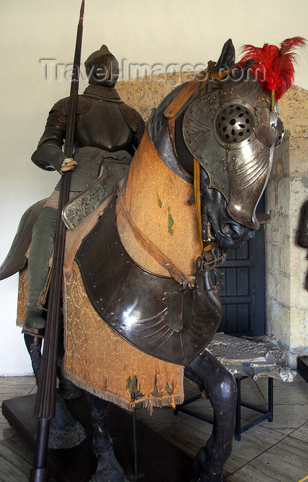 dominican6: Santo Domingo, Dominican Republic: Alcazar de Colon - 15th century Spanish knight in armour - lobby - Armadura de hierro - Zaguan - Ciudad Colonial - Unesco World Heritage - photo by M.Torres - (c) Travel-Images.com - Stock Photography agency - Image Bank