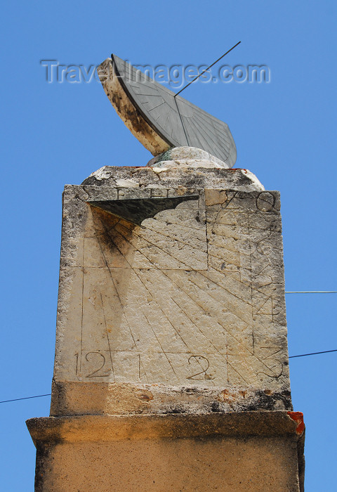 dominican67: Santo Domingo, Dominican Republic: sundial near the Museum of the Royal Houses - Reloj de sol - Ciudad Colonial - photo by M.Torres - (c) Travel-Images.com - Stock Photography agency - Image Bank