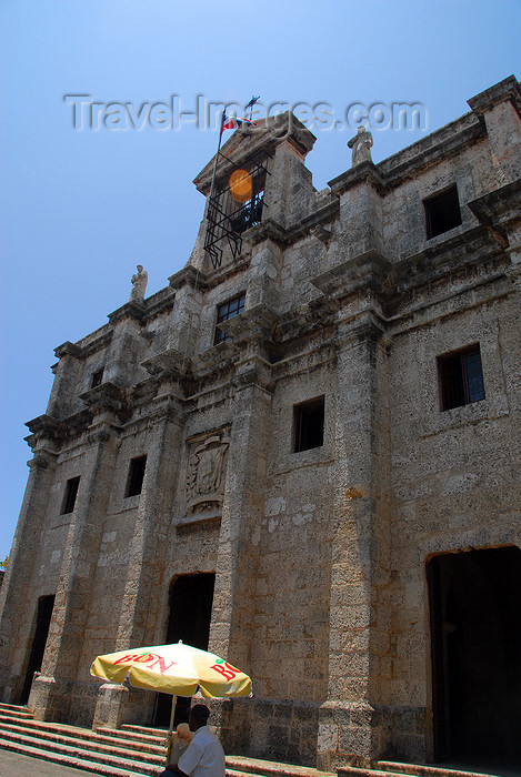 dominican69: Santo Domingo, Dominican Republic: National Pantheon - Panteón Nacional - Calle Las Damas, the oldest street in the Americas - photo by M.Torres - (c) Travel-Images.com - Stock Photography agency - Image Bank