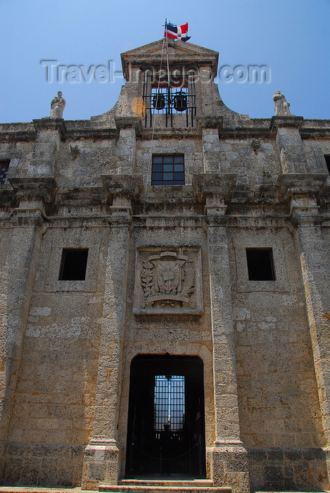 dominican70: Santo Domingo, Dominican Republic: National Pantheon - resting place for Dominican heroes, including Duarte, Sánchez and Mella - former Church of the Jesuit Fathers - Panteón Nacional - Iglesia  de  los Padres  Jesuitas - photo by M.Torres - (c) Travel-Images.com - Stock Photography agency - Image Bank