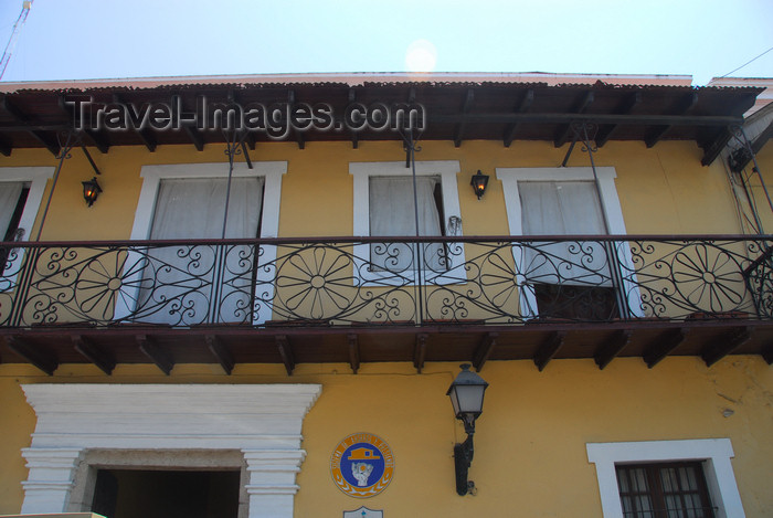 dominican72: Santo Domingo, Dominican Republic: colonial balcony on Calle Isabel La Católica - photo by M.Torres - (c) Travel-Images.com - Stock Photography agency - Image Bank