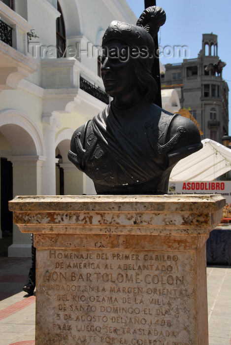 dominican82: Santo Domingo, Dominican Republic: bust of Bartolomé Colón, brother of Christopher Columbus - Calle el Conde, by Palacio Consistorial - photo by M.Torres - (c) Travel-Images.com - Stock Photography agency - Image Bank