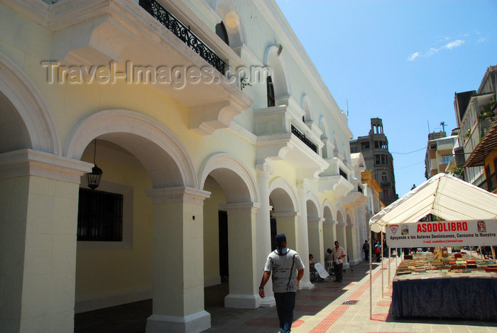 dominican83: Santo Domingo, Dominican Republic: Palacio Consistorial and Calle El Conde - Zona Colonial - photo by M.Torres - (c) Travel-Images.com - Stock Photography agency - Image Bank