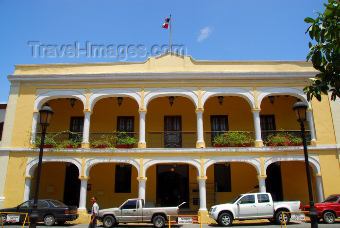 dominican90: Santo Domingo, Dominican Republic: Palacio de Borgellá - built by governor Gerónimo Borgellá during the occupation by Haiti - Calle Isabel la Católica, Parque Colón, Zona Colonial - photo by M.Torres - (c) Travel-Images.com - Stock Photography agency - Image Bank