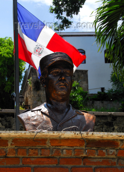 dominican93: Santo Domingo, Dominican Republic: bust and Dominican flag - Malecon - photo by M.Torres - (c) Travel-Images.com - Stock Photography agency - Image Bank