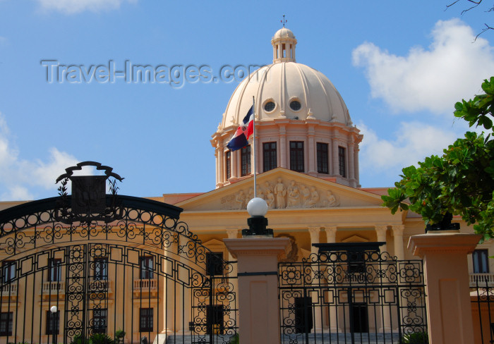 dominican98: Santo Domingo, Dominican Republic: Palacio Nacional - seat of the Dominican government, built in the 1940s to house President Trujillo's government offices - photo by M.Torres - (c) Travel-Images.com - Stock Photography agency - Image Bank