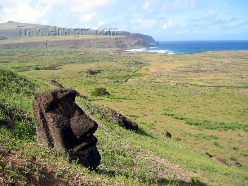 easter1: Tonguiki - Ahu Akivi (Ilha da Pascoa, Isla de Pascua) : statue head and the Pacific Ocean - photo by Rod Eime - (c) Travel-Images.com - Stock Photography agency - Image Bank
