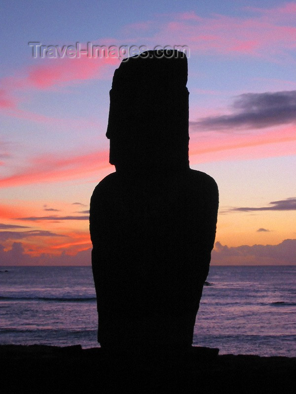 easter3: Moai (Ilha da Pascoa, Isla de Pascua) : sunset - Unesco world heritage site - photo by Roe Eime) - (c) Travel-Images.com - Stock Photography agency - Image Bank