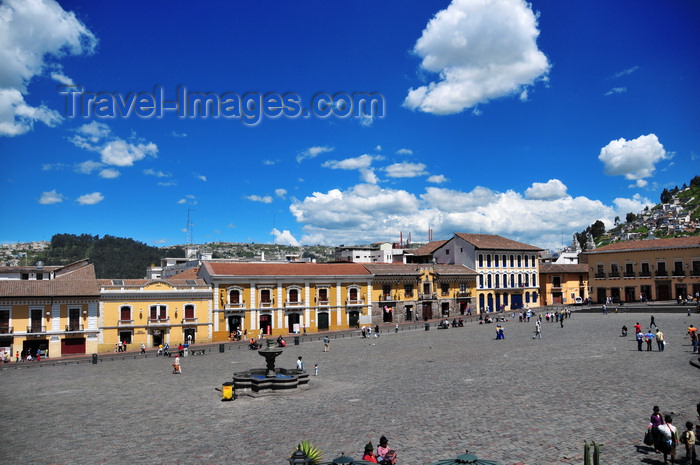 ecuador103: Quito, Ecuador: Plaza de San Francisco - Spanish colonial jewel built on a slight incline - photo by M.Torres - (c) Travel-Images.com - Stock Photography agency - Image Bank