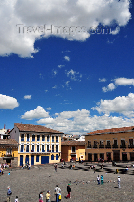 ecuador106: Quito, Ecuador: the cobbled Plaza de San Francisco occupies the site where the palace of the last Inca ruler, Atahualpa, once stood - Centro Histórico - UNESCO world heritage site - photo by M.Torres - (c) Travel-Images.com - Stock Photography agency - Image Bank