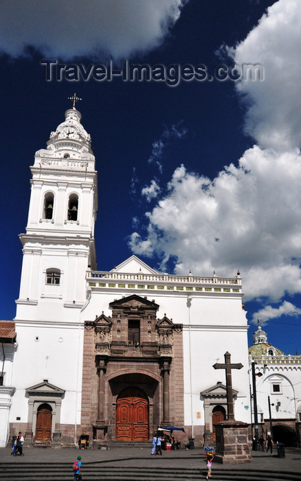 ecuador112: Quito, Ecuador: colonial façade and stone cross of the Iglesia de Santo Domingo - XVI century - architect Francisco Becerra - Dominican Church - Plaza Santo Domingo - photo by M.Torres - (c) Travel-Images.com - Stock Photography agency - Image Bank