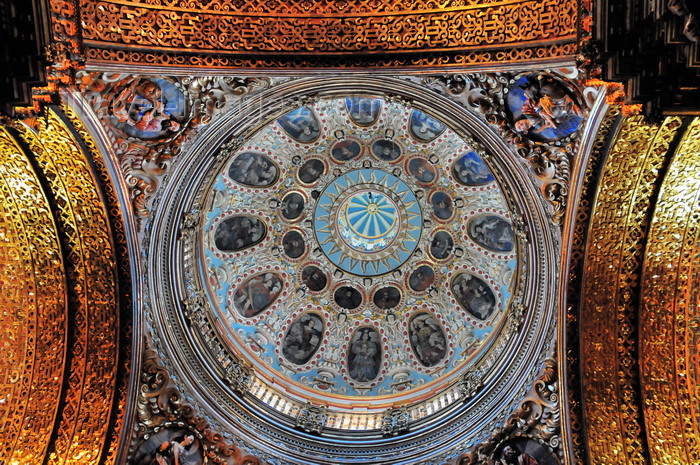 ecuador114: Quito, Ecuador: iglesia de La Compañía de Jesus - Jesuits' Church - interior of the dome - central nave with intricate Arab-inspired plasterwork - photo by M.Torres - (c) Travel-Images.com - Stock Photography agency - Image Bank