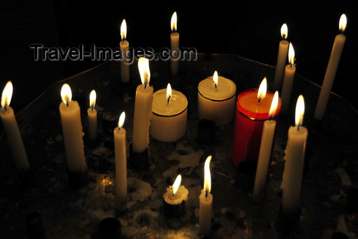 ecuador124: Quito, Ecuador: candles burn at the Basilica of the National Vow - Basílica del Sagrado Voto Nacional - photo by M.Torres - (c) Travel-Images.com - Stock Photography agency - Image Bank