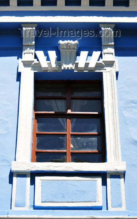 ecuador133: Quito, Ecuador: window at Residencial Sisas - Calle Esmeraldas - photo by M.Torres - (c) Travel-Images.com - Stock Photography agency - Image Bank