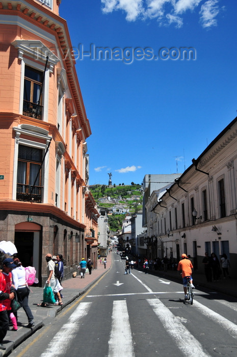 ecuador141: Quito, Ecuador: Calle Venezuela - pedestrian crossing to Plaza Grande, corner of Calle Eugenio Espejo - El Panecillo hill in the background - photo by M.Torres - (c) Travel-Images.com - Stock Photography agency - Image Bank