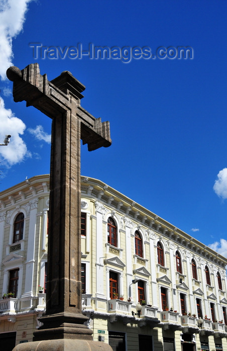 ecuador153: Quito, Ecuador: stone cross of the Compañia de Jesus church, Cafetería  Modelo and Maria Augusta Urrutia house museum - corner of  Calle António José Sucre and Calle Gabriel Garcia Moreno - photo by M.Torres - (c) Travel-Images.com - Stock Photography agency - Image Bank