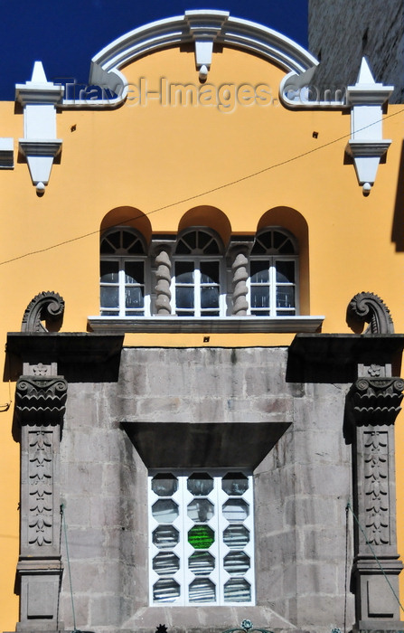 ecuador157: Quito, Ecuador: pharmacy façade - Calle Venezuela - Medicity - photo by M.Torres - (c) Travel-Images.com - Stock Photography agency - Image Bank