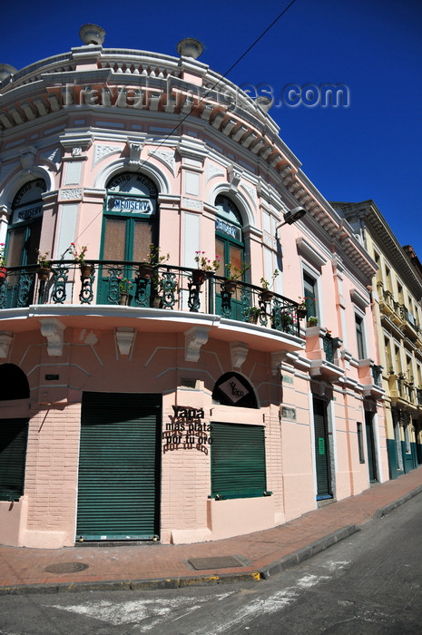 ecuador178: Quito, Ecuador: gold shop - corner with Calle Venezuela - photo by M.Torres - (c) Travel-Images.com - Stock Photography agency - Image Bank