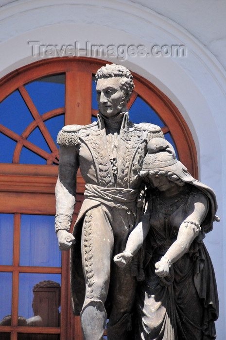 ecuador32: Quito, Ecuador: Plaza del Teatro / Plaza Chica - Teatro Sucre - statue of Antonio José de Sucre helping an empty handed Republic - photo by M.Torres - (c) Travel-Images.com - Stock Photography agency - Image Bank