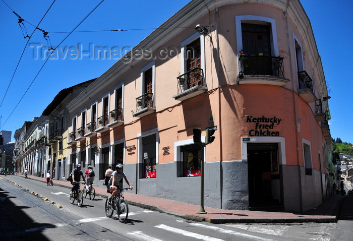 ecuador43: Quito, Ecuador: Calle Guayaquil - cyclists going downhill and the local Kentucky Fried Chicken franchise - KFC restaurant - photo by M.Torres - (c) Travel-Images.com - Stock Photography agency - Image Bank
