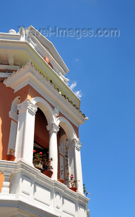 ecuador46: Quito, Ecuador: elegant balcony with arches and vases - corner of Chile and Guayaquil streets - photo by M.Torres - (c) Travel-Images.com - Stock Photography agency - Image Bank