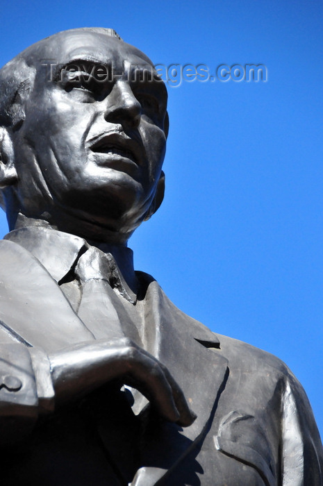 ecuador59: Quito, Ecuador: statue of Doctor Camilo Ponce Enríquez, president of Ecuador between 1956 and 1960 -  intersection of Juan de Acaray and Amazonas - photo by M.Torres - (c) Travel-Images.com - Stock Photography agency - Image Bank