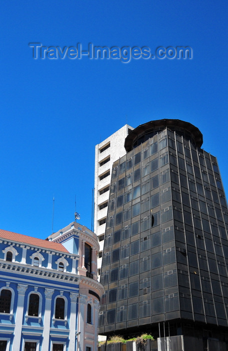 ecuador62: Quito, Ecuador: black building with saucer of Banco La Filantrópica in contrast with an elegant neighbour - architect architect Diego Ponce - Avenida Pichincha and Calle General Pedro Briceño - Plaza Simón Bolívar - photo by M.Torres - (c) Travel-Images.com - Stock Photography agency - Image Bank