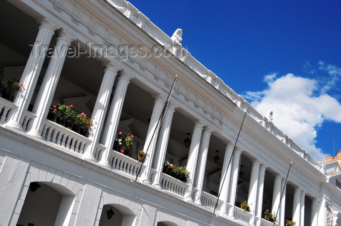 ecuador79: Quito, Ecuador: Plaza Grande / Plaza de la Independencia - balcony of the Archbishop's Palace - Palacio Arzobispal - Quito Old City, UNESCO World Heritage Site - photo by M.Torres - (c) Travel-Images.com - Stock Photography agency - Image Bank