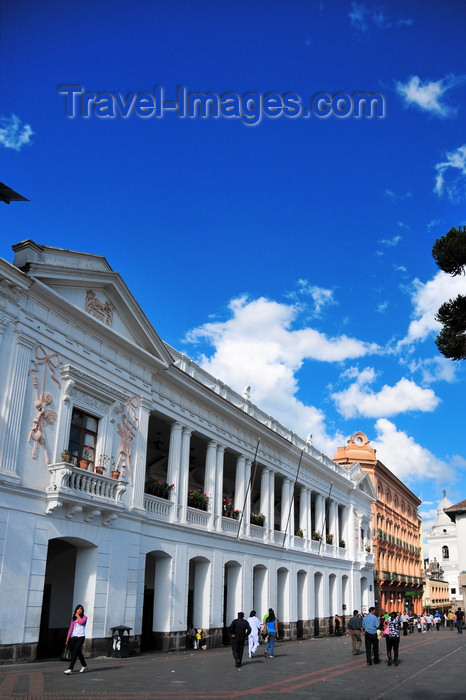 ecuador80: Quito, Ecuador: Plaza Grande / Plaza de la Independencia - headquarters of the archdiocese - Archbishop's Palace - Palacio Arzobispal - photo by M.Torres - (c) Travel-Images.com - Stock Photography agency - Image Bank