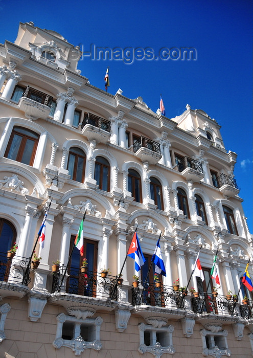 ecuador81: Quito, Ecuador: Plaza Grande / Plaza de la Independencia - Palacio Hidalgo, built for Juan Diaz de Hidalgo, now the Hotel Plaza Grande - photo by M.Torres - (c) Travel-Images.com - Stock Photography agency - Image Bank