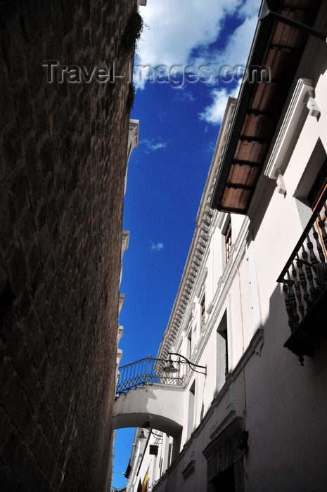 ecuador83: Quito, Ecuador: passage along Calle Venezuela - La Ronda district - photo by M.Torres - (c) Travel-Images.com - Stock Photography agency - Image Bank