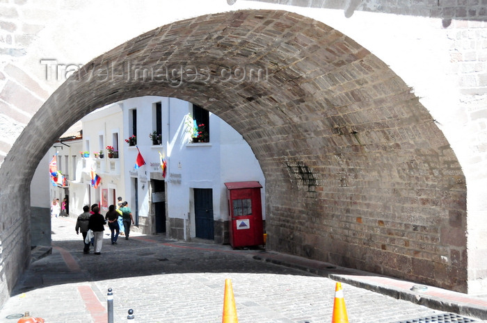 ecuador84: Quito, Ecuador: arch under Calle Venezuela - Calle La Ronda, pedestrianized section of Calle Morales - romantic cobbled street - an example of successful urban renewal of a crime infested area - photo by M.Torres - (c) Travel-Images.com - Stock Photography agency - Image Bank