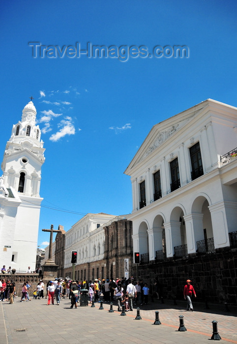 ecuador88: Quito, Ecuador: Plaza Grande / Plaza de la Independencia - Independence Square - view along Calle Gabriel García Moreno - left to right: Metropolitan Cathedral, Metropolitan Cultural Center (old Universidad Central) and Carondelet Palace - photo by M.Torres - (c) Travel-Images.com - Stock Photography agency - Image Bank