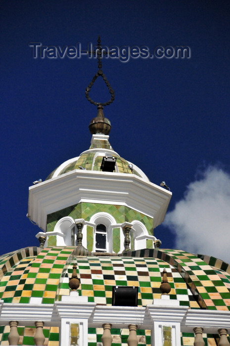 ecuador89: Quito, Ecuador: chequered dome with lantern, covered Spanish tiles, over the arch of the Dominican Church - Arco de la Iglesia de Santo Domingo - Plaza Santo Domingo - photo by M.Torres - (c) Travel-Images.com - Stock Photography agency - Image Bank