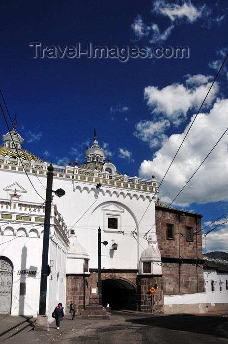 ecuador93: Quito, Ecuador: arch of the Dominican Church - Calle Vicente Rocafuerte, leading to Barrio de la Loma - Arco de la Iglesia de Santo Domingo / Arco de la Virgen - Plaza Santo Domingo - photo by M.Torres - (c) Travel-Images.com - Stock Photography agency - Image Bank