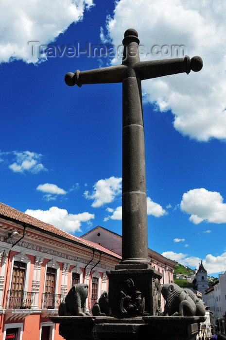 ecuador98: Quito, Ecuador: Plaza de la Merced - stone cross in front of Iglesia de La Merced - view along Calle Cuenca - photo by M.Torres - (c) Travel-Images.com - Stock Photography agency - Image Bank