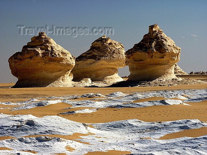 egypt254: White Desert National Park / Sahara el Beyda, New Valley Governorate, Egypt: limestone and chalk rock formations sculpted by sandstorms - wind erosion - photo by J.Kaman - (c) Travel-Images.com - Stock Photography agency - Image Bank