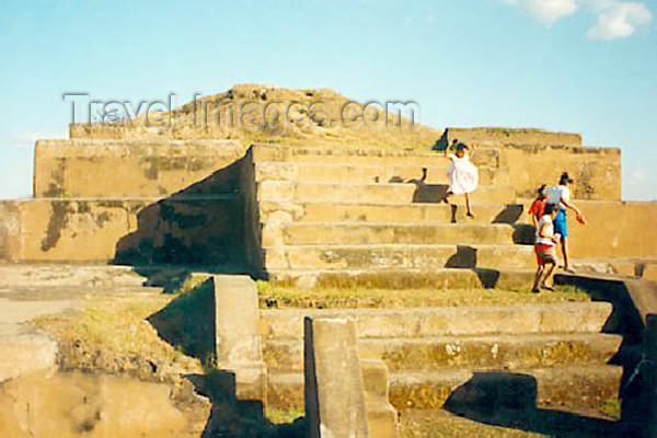 el-salvador1: El Salvador - San Andres: Maya pyramid - ruins attributed to the Pipil tribes - photo by B.Cloutier - (c) Travel-Images.com - Stock Photography agency - Image Bank