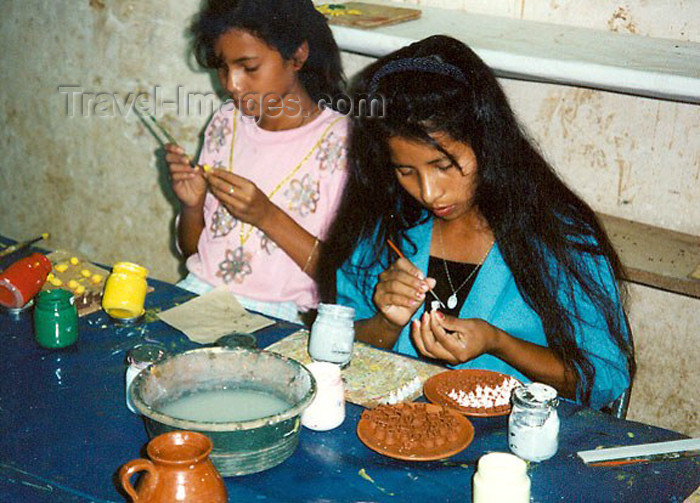 el-salvador12: El Salvador - Ilobasco: girls painting small clay souvenirs - photo by G.Frysinger - (c) Travel-Images.com - Stock Photography agency - Image Bank