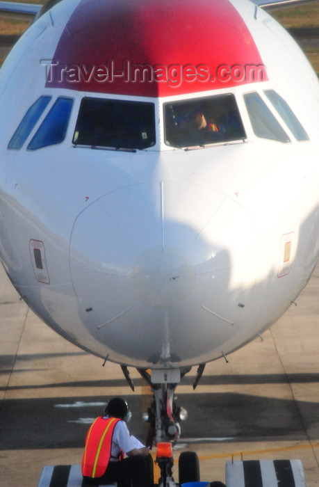 el-salvador14: San Salvador, El Salvador, Central America: - nose view of TACA International Airlines airliner - Airbus A320-233 - 498TA - cn 3418 - photo by M.Torres - (c) Travel-Images.com - Stock Photography agency - Image Bank