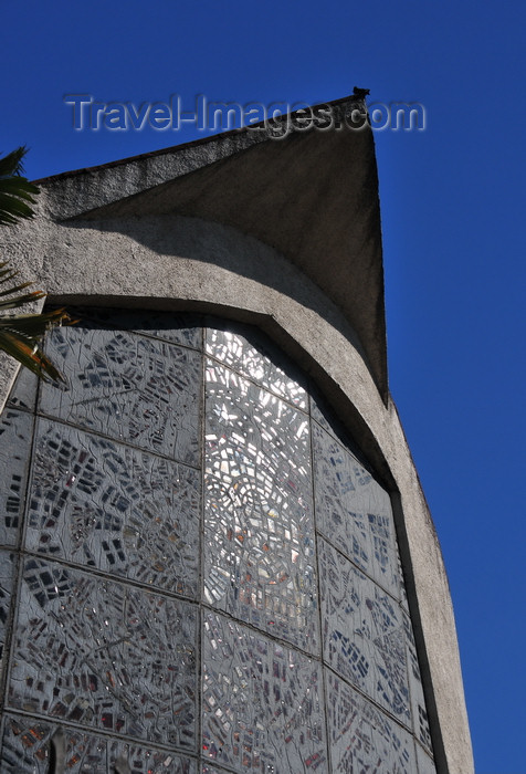 el-salvador3: San Salvador, El Salvador, Central America: church of Our Lady of Perpetual Help - glass-work above the entrance - Iglesia del Perpetuo Socorro - 17a Av Sur - photo by M.Torres - (c) Travel-Images.com - Stock Photography agency - Image Bank