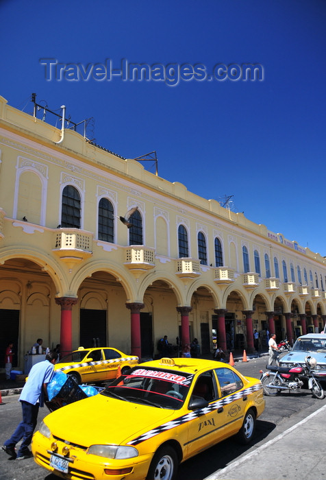 el-salvador49: San Salvador, El Salvador, Central America: Parque Libertad - arcade and yellow taxis - 'los portales' - photo by M.Torres - (c) Travel-Images.com - Stock Photography agency - Image Bank