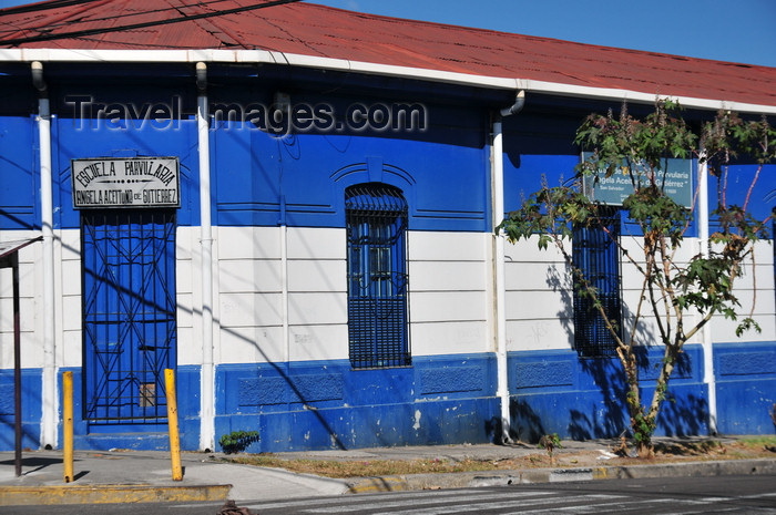 el-salvador5: San Salvador, El Salvador, Central America: school building in the colors of the Salvadoran flag - Escuela Parvularia - 17a Av Sur - photo by M.Torres - (c) Travel-Images.com - Stock Photography agency - Image Bank