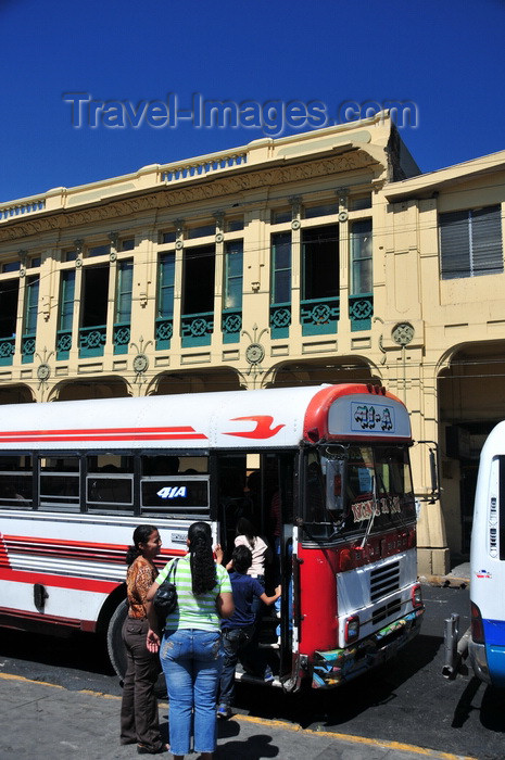 el-salvador51: San Salvador, El Salvador, Central America: Parque Libertad - Portal 'la Dalia' and bus stop scene - photo by M.Torres - (c) Travel-Images.com - Stock Photography agency - Image Bank