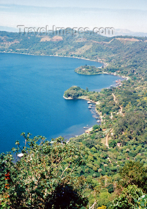 el-salvador9: El Salvador - Lake Coatepeque: a place for the moneyed class to build summer homes - photo by G.Frysinger - (c) Travel-Images.com - Stock Photography agency - Image Bank