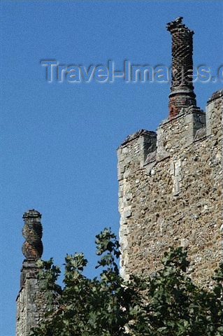 england112: England - Suffolk county: mediaeval chimney stacks on castle ruins - photo by F.Hoskin - (c) Travel-Images.com - Stock Photography agency - Image Bank